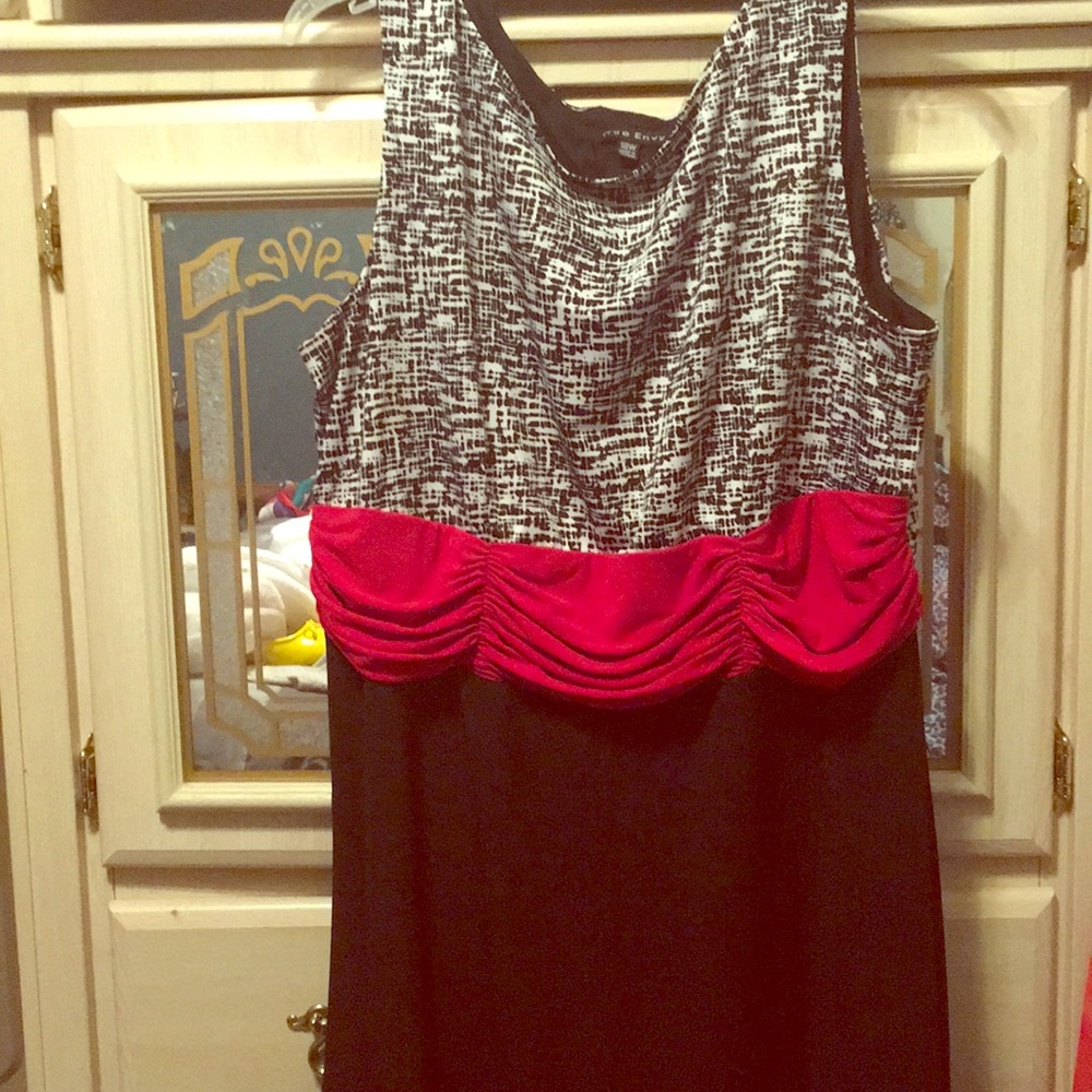Cute dress, B/W splash of red- Have em turn heads